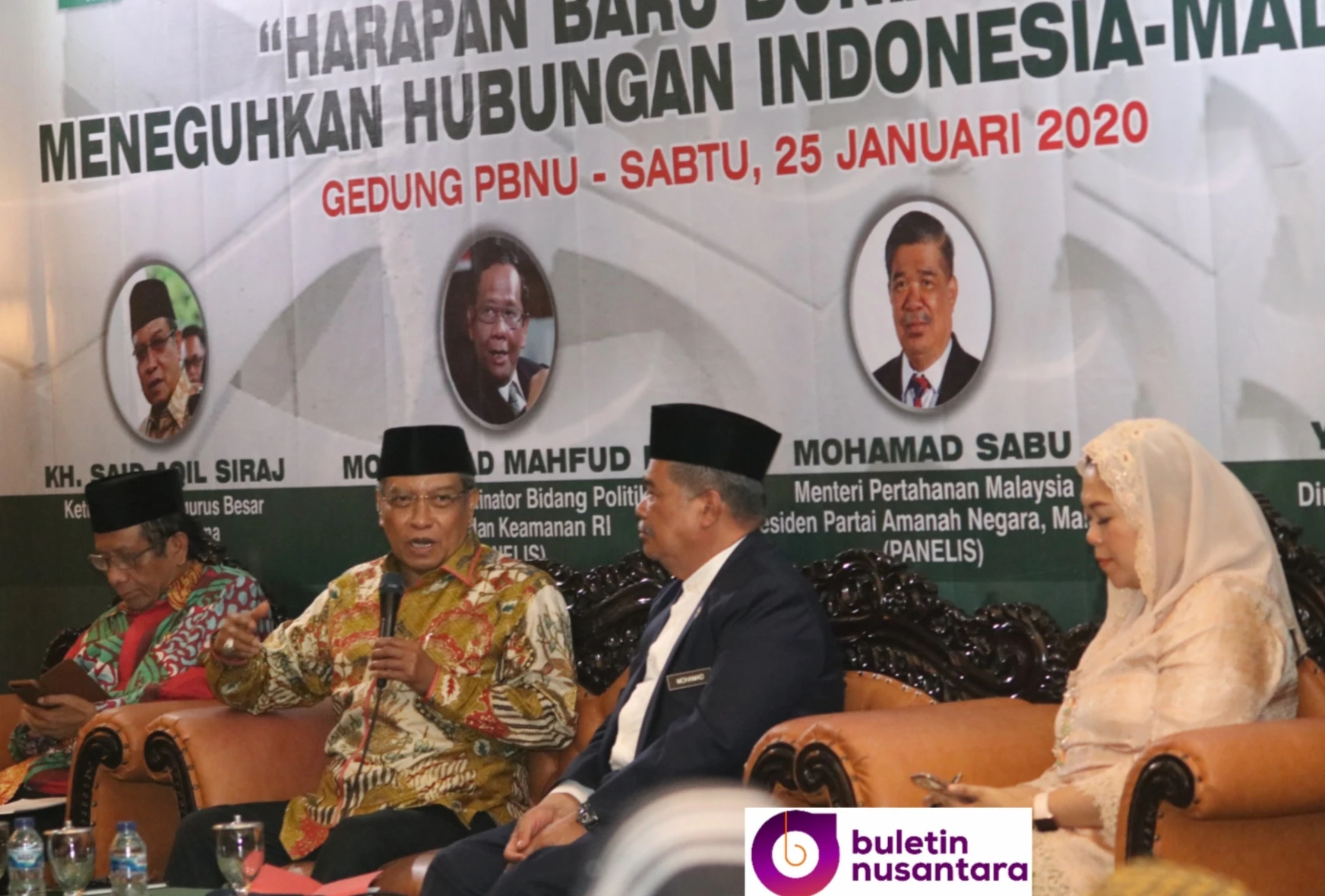 Ketua Umum PBNU, KH Said Aqil Siroj, Menteri Pertahanan Malaysia Muhammad Sabu, Menkopolhukam, Mahfud MD, Direktur Wahid Foundation, Yeni Wahid saat menjadi pembicara di Gedung PBNU, Jakarta, Sabtu (25/1). Diskusi i panel dengan tema Harapan Baru Dunia Islam, Meneguhkan Hubungan Indinesia – Malaysia.