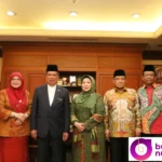 Ketua Umum PBNU, KH Said Aqil Siroj, Menteri Pertahanan Malaysia Muhammad Sabu, Menkopolhukam, Mahfud MD, Direktur Wahid Foundation, Yeni Wahid saat menjadi pembicara di Gedung PBNU, Jakarta, Sabtu (25/1). Diskusi i panel dengan tema Harapan Baru Dunia Islam, Meneguhkan Hubungan Indinesia – Malaysia.