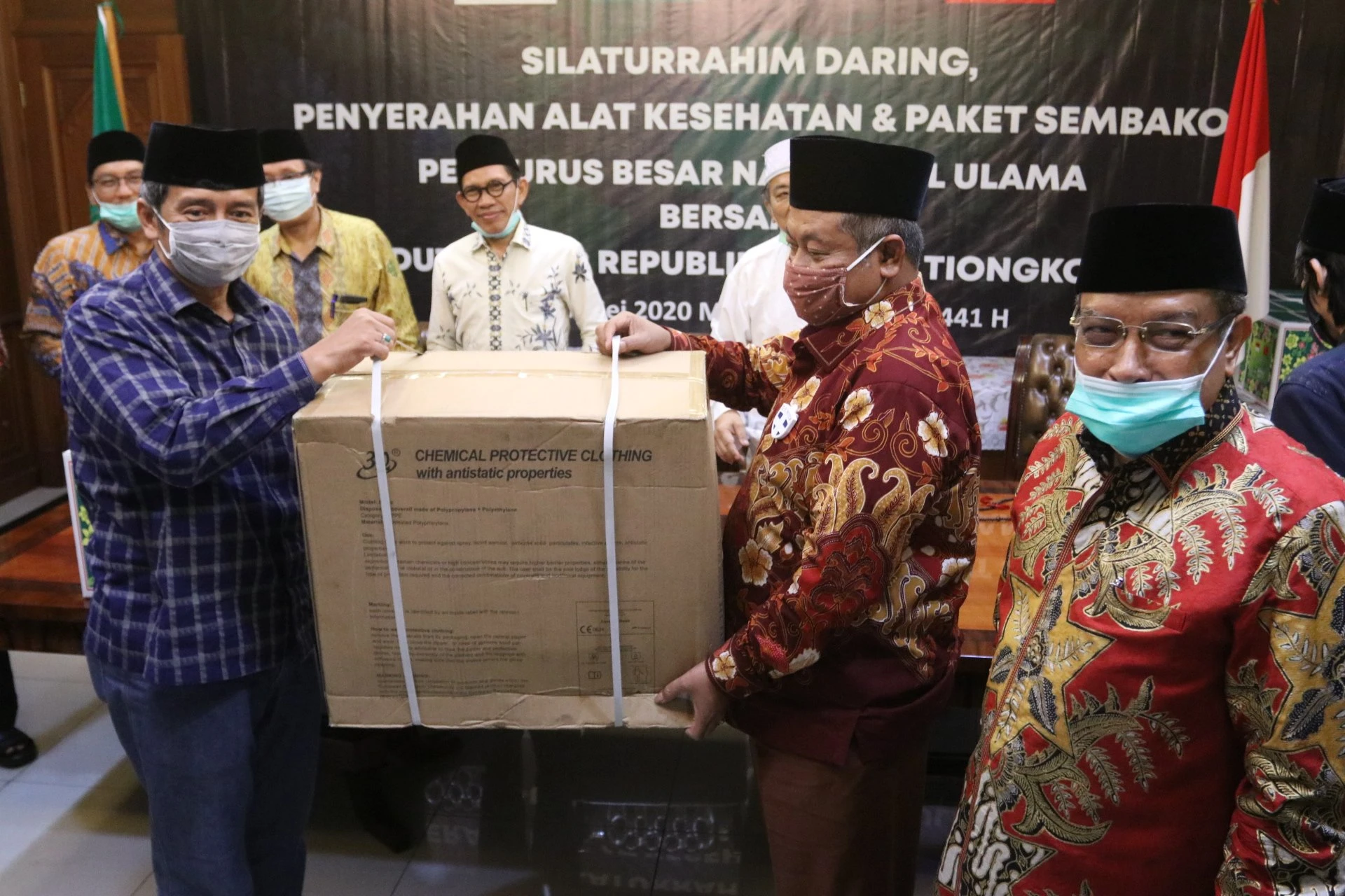 PBNU terima bantuan Alat kesehatan dan Paket sembako