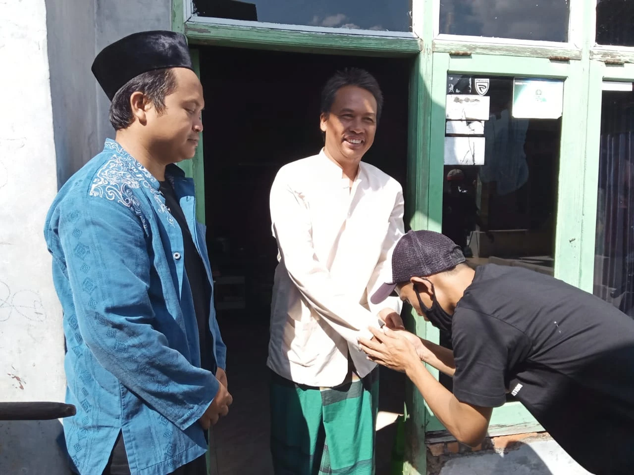 RD Foundation memberikan bantuan sembako kepada guru ngaji terdampak covid-19