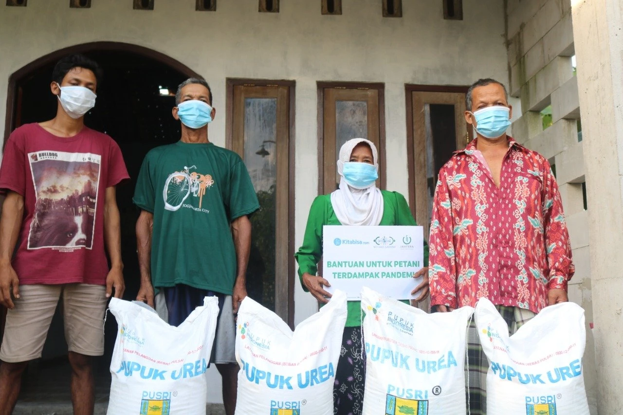 Petani menerima bantuan pupuk dari NU Care-LAZISNU